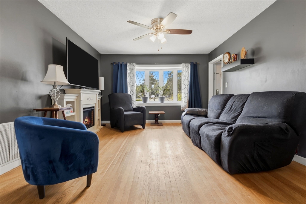 6 Appletree Road Danvers, MA 01923 - Photo 3 of 31 Gallery Image 3