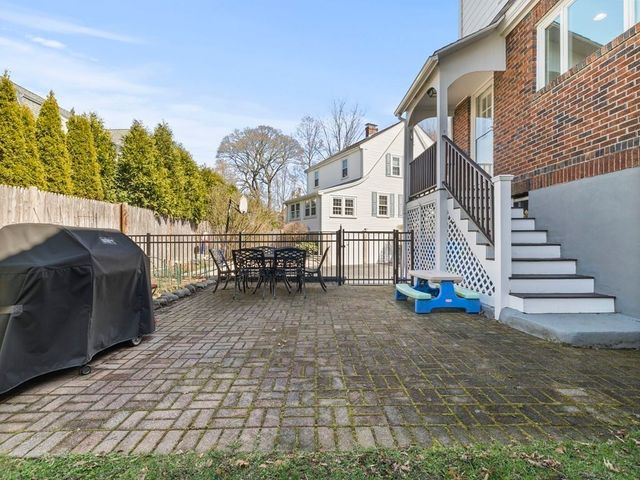 a view of roof with sitting area