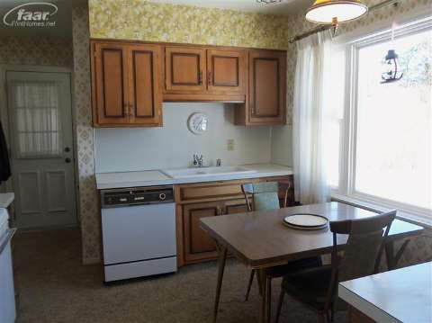1821 Colchester Road Flint, MI 48503 - Photo 7 of 25 20390967-6.JPG