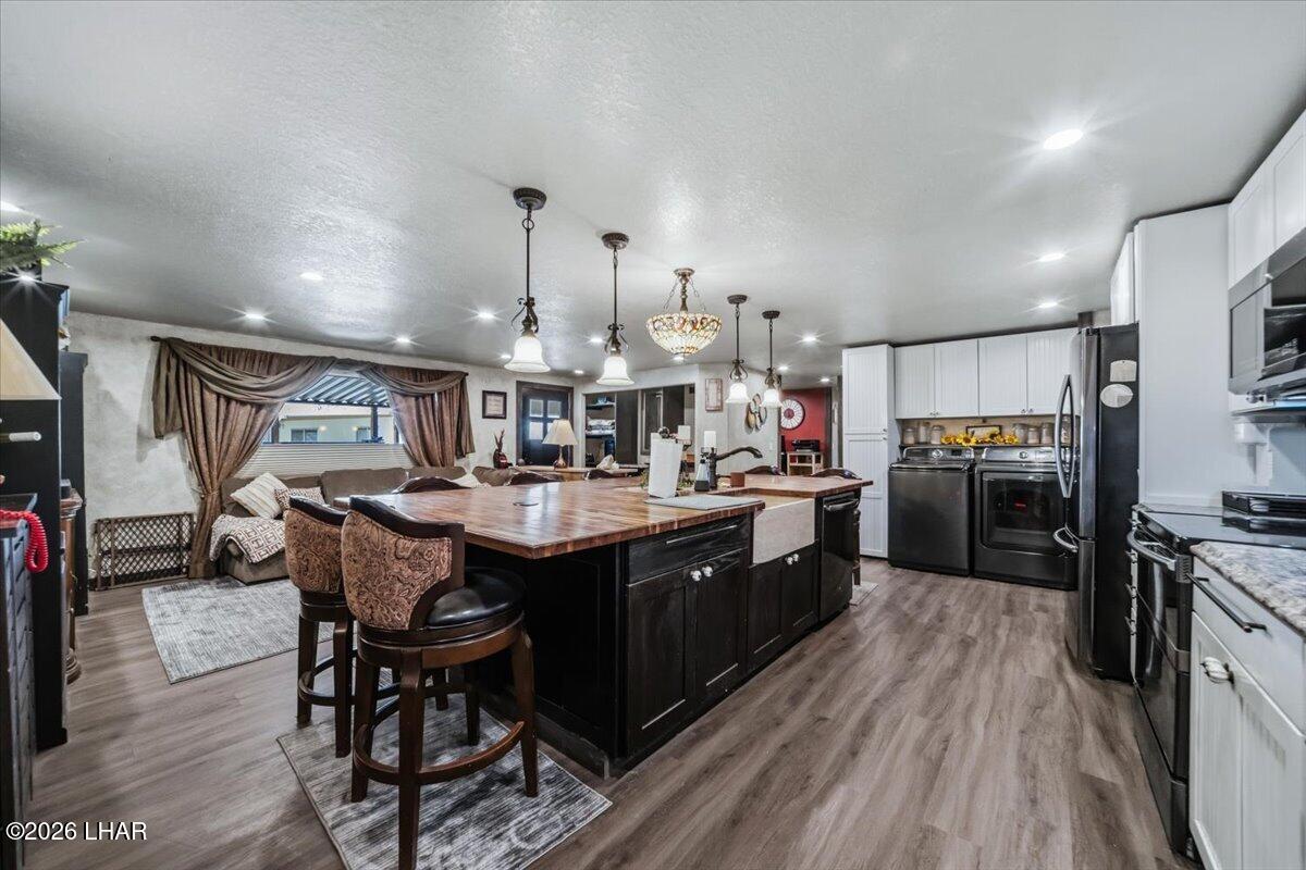 3170 Parker Dam Road, Unit 18 Parker, AZ 85344 - Photo 5 of 88 a kitchen with lots of counter top space