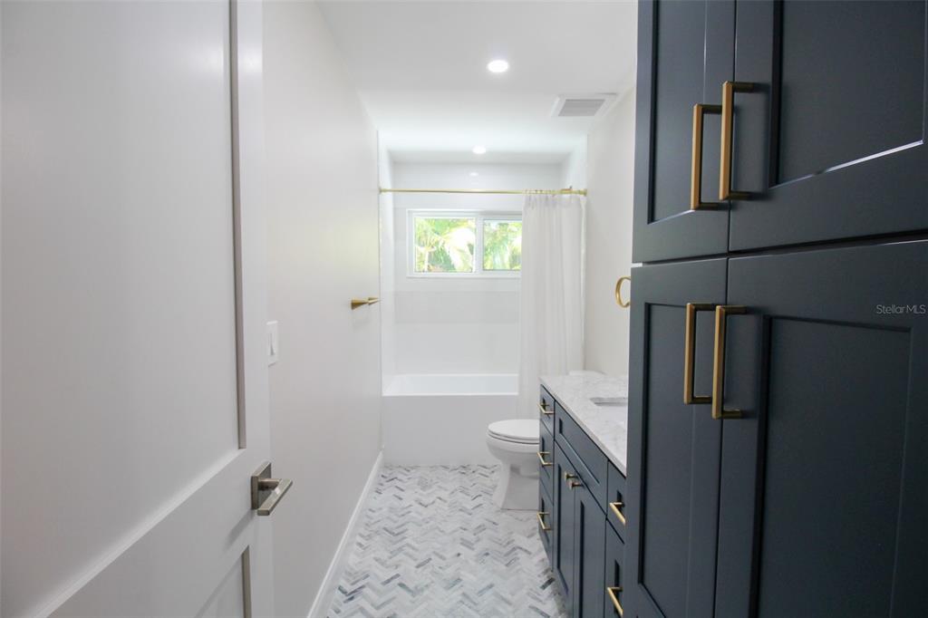 691 Russell Street Longboat Key, FL 34228 - Photo 13 of 38