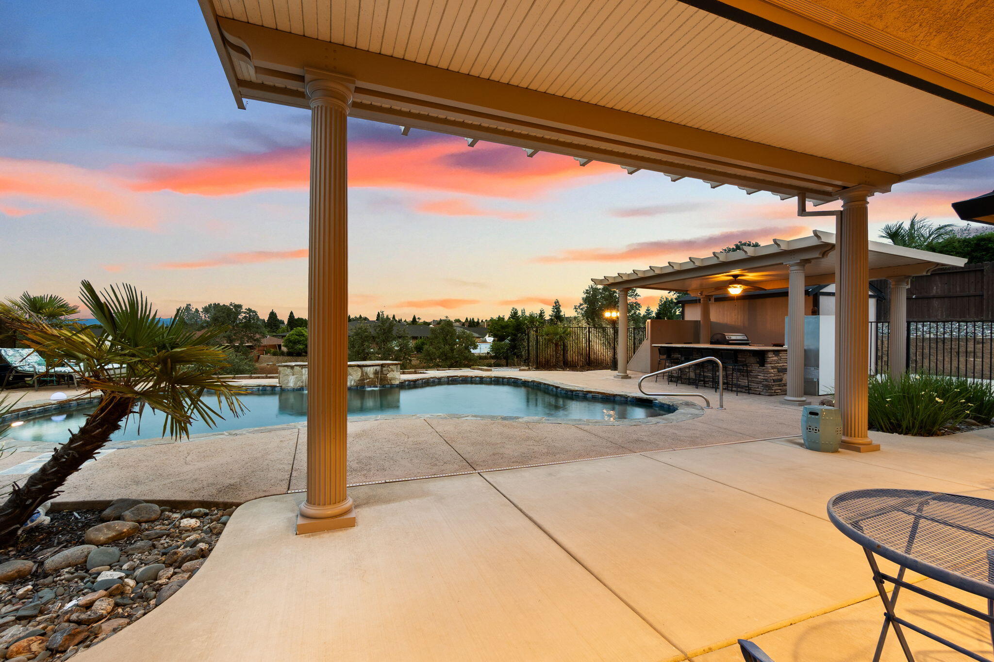 372 Stinson Loop Redding, CA 96003 - Photo 43 of 79 Patio
