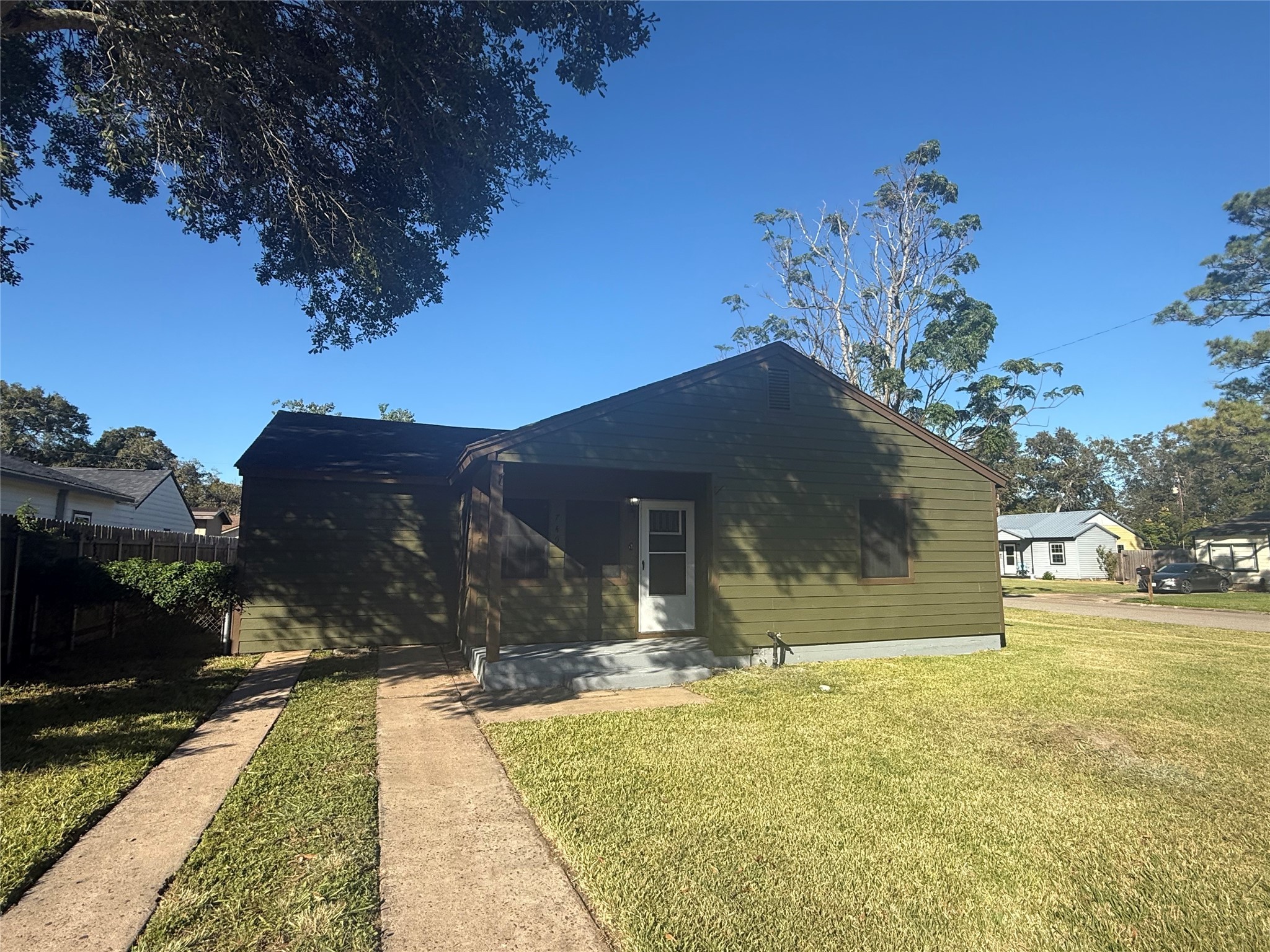a view of a house with a yard