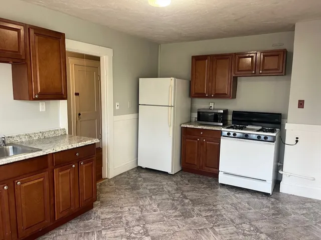 $2,300 | 14 Eddy Street, Unit 2, Waltham, MA 02453