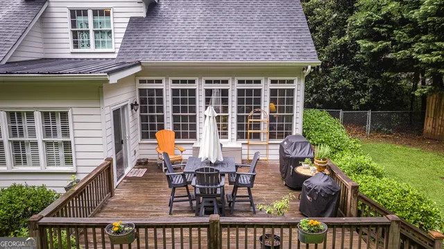 a view of a sitting area with furniture