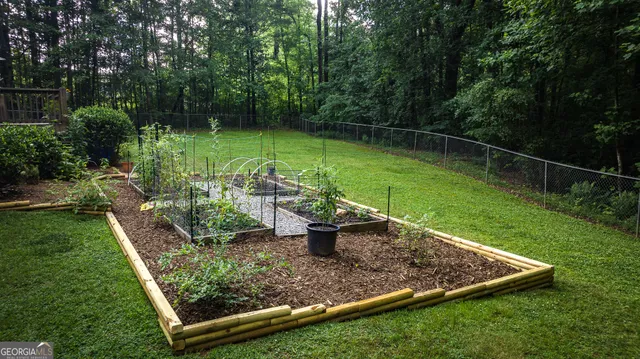 a view of a back yard of the house