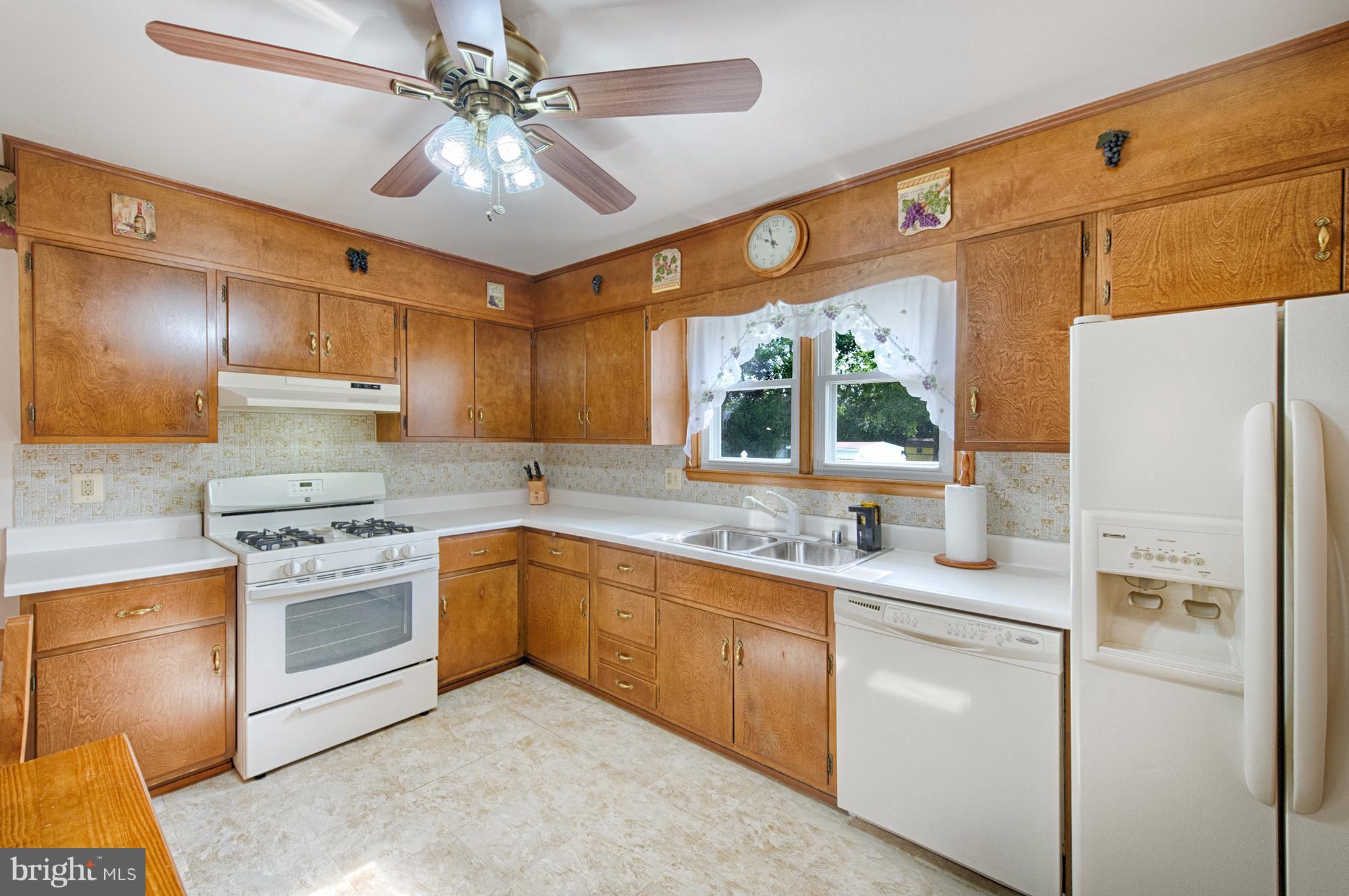 9501 Dawnvale Road Baltimore, MD 21236 - Photo 11 of 30 a kitchen with stainless steel appliances granite countertop a sink a stove and refrigerator