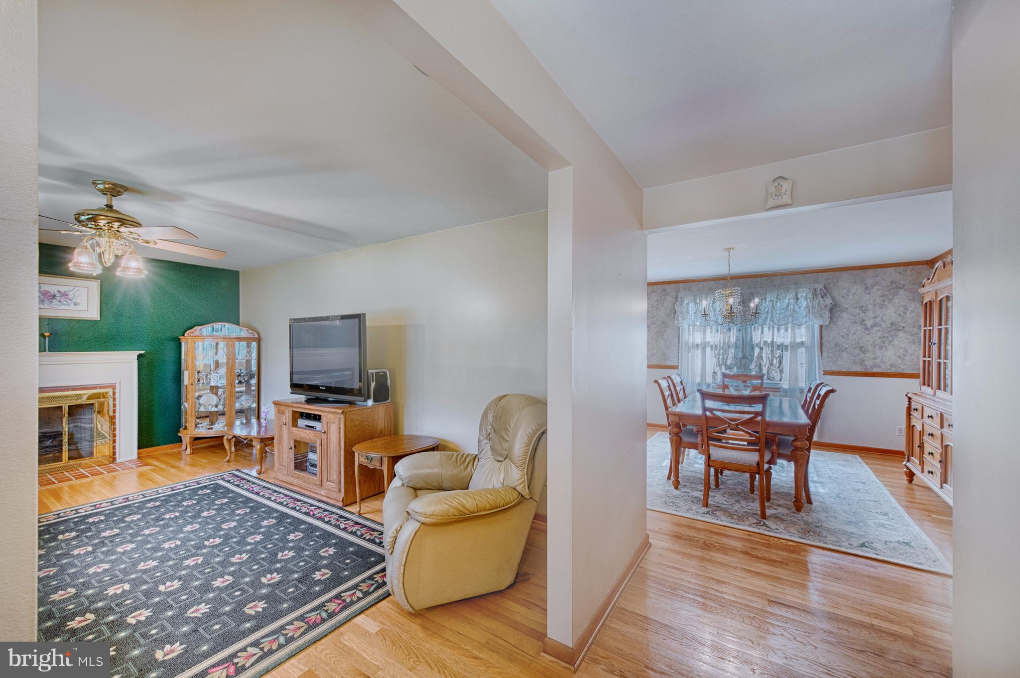 9501 Dawnvale Road Baltimore, MD 21236 - Photo 7 of 30 a living room with furniture and a rug