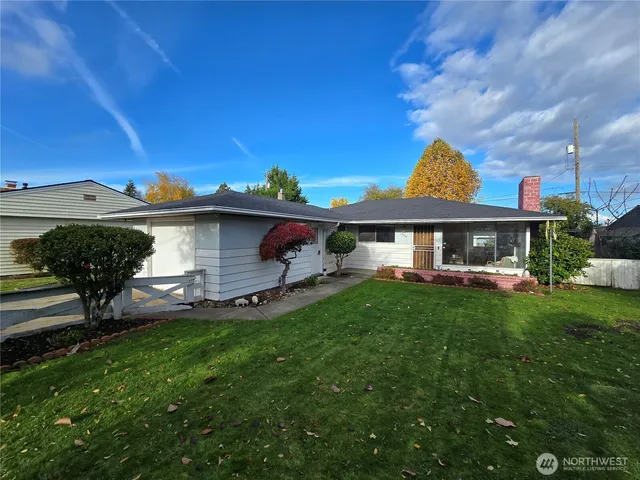 a view of a house with a yard