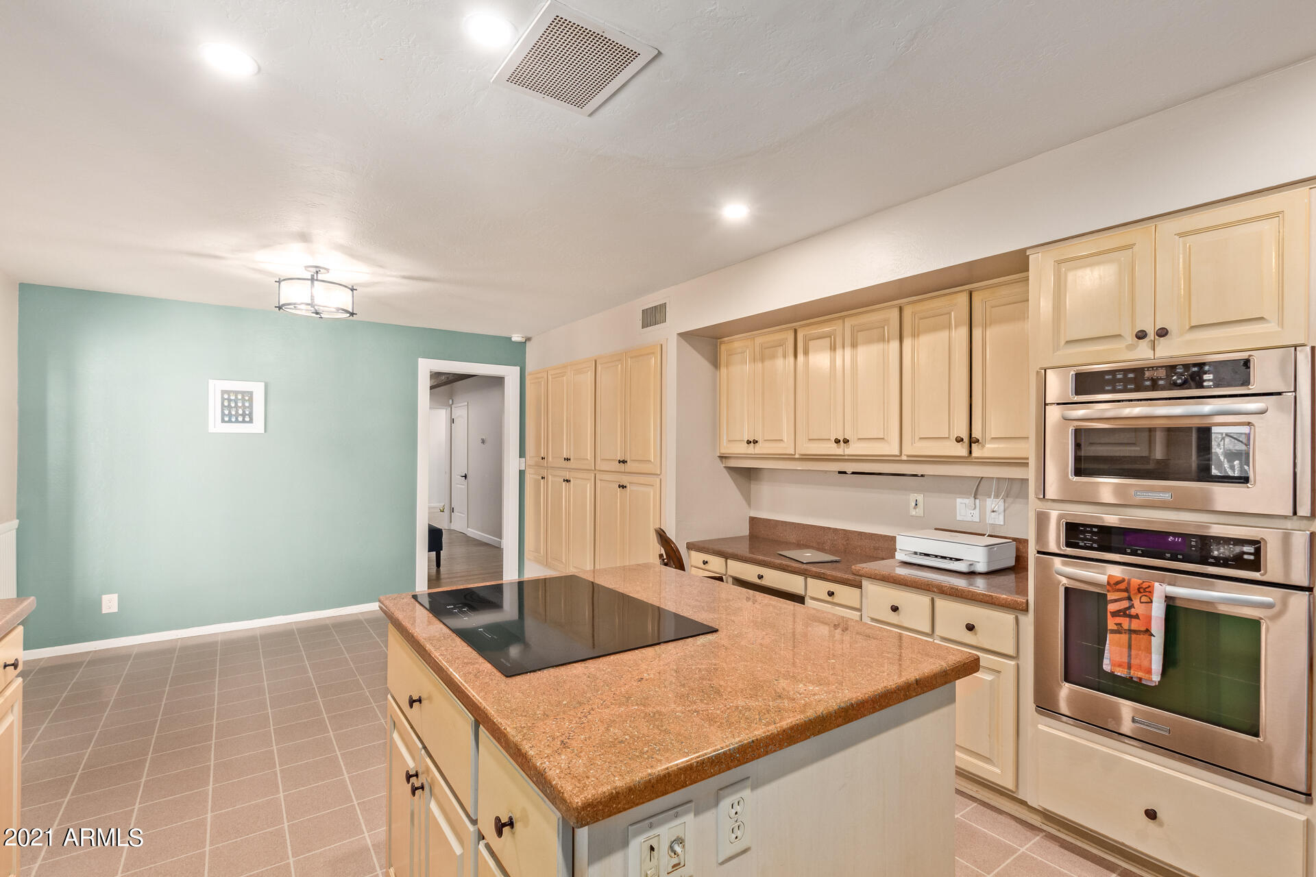 4553 East Palomino Road Phoenix, AZ 85018 - Photo 13 of 55 0010-10 - Palimino