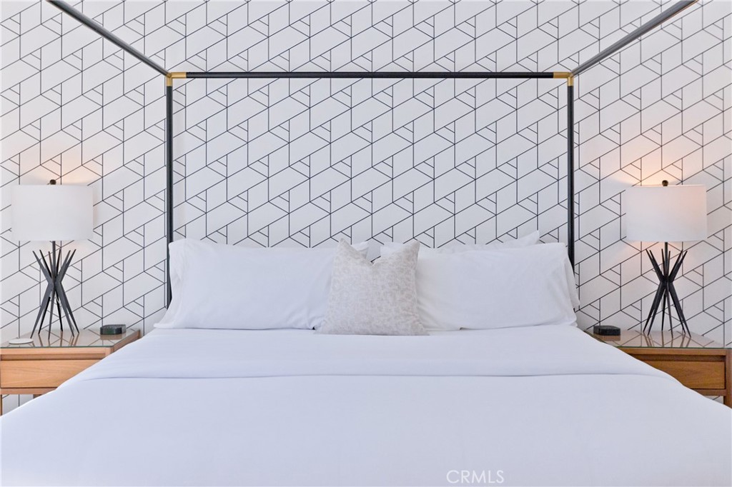 1057 East Marshall Way Palm Springs, CA 92262 - Photo 20 of 64 a bathroom with a bathtub