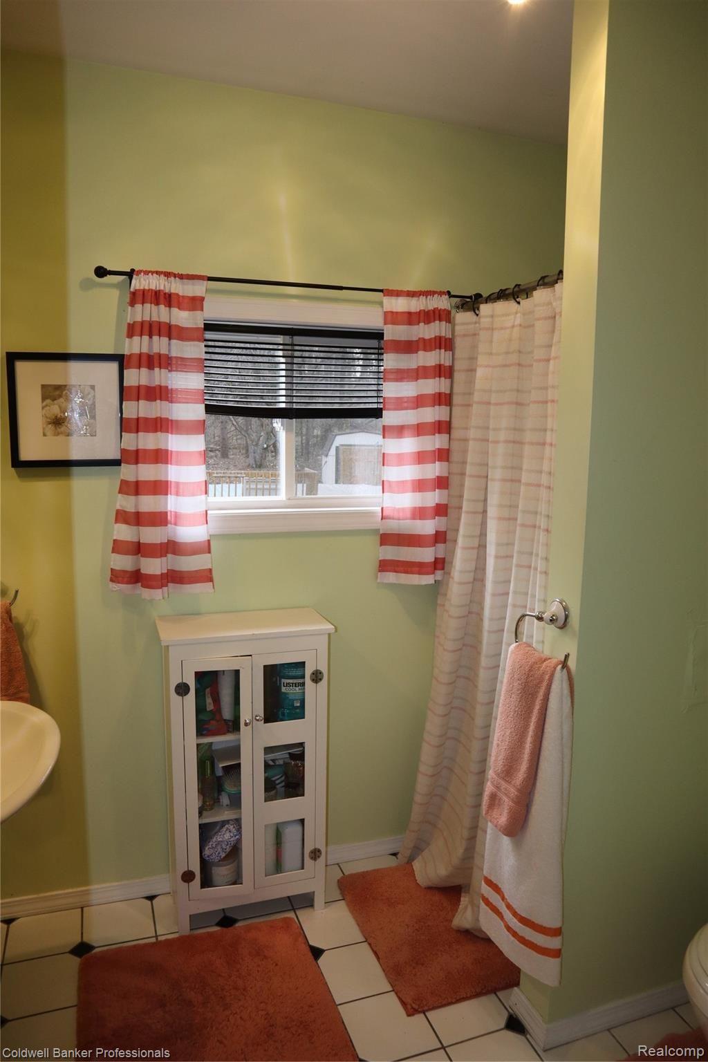 8075 South Eston Road Clarkston, MI 48348 - Photo 19 of 47 Main Bath