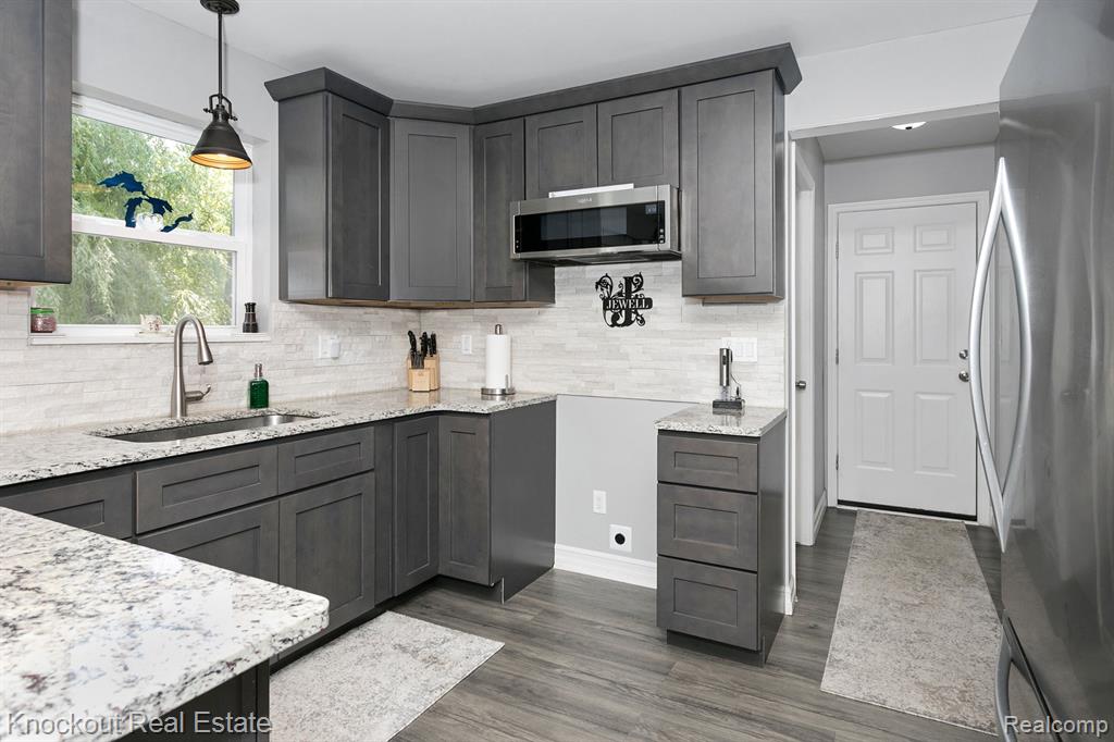 2250 Briar Ridge Wolverine Lake, MI 48390 - Photo 11 of 44