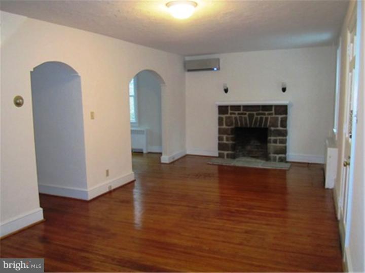 700 Church Road Reading, PA 19607 - Photo 4 of 24 Living Room
