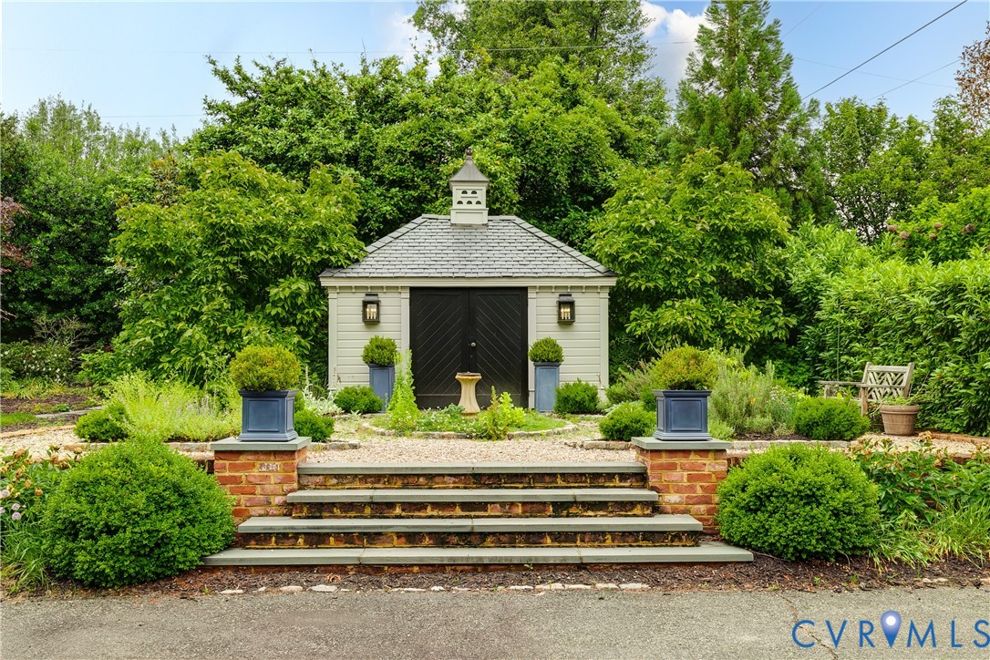6 Berkshire Road Richmond, VA 23221 - Photo 58 of 66 a front view of a house with garden