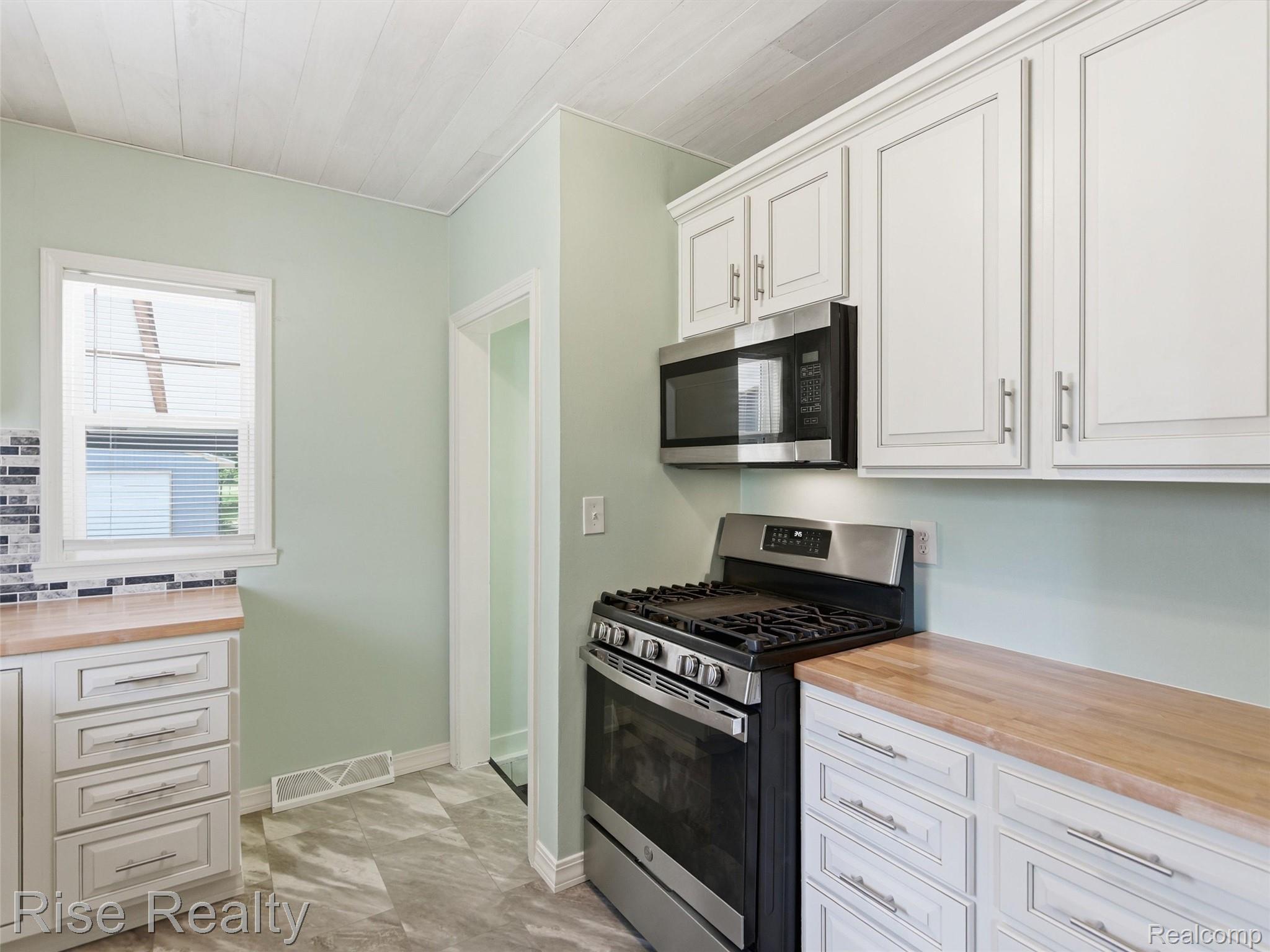2449 North Genesee Road Burton, MI 48509 - Photo 7 of 40 Kitchen