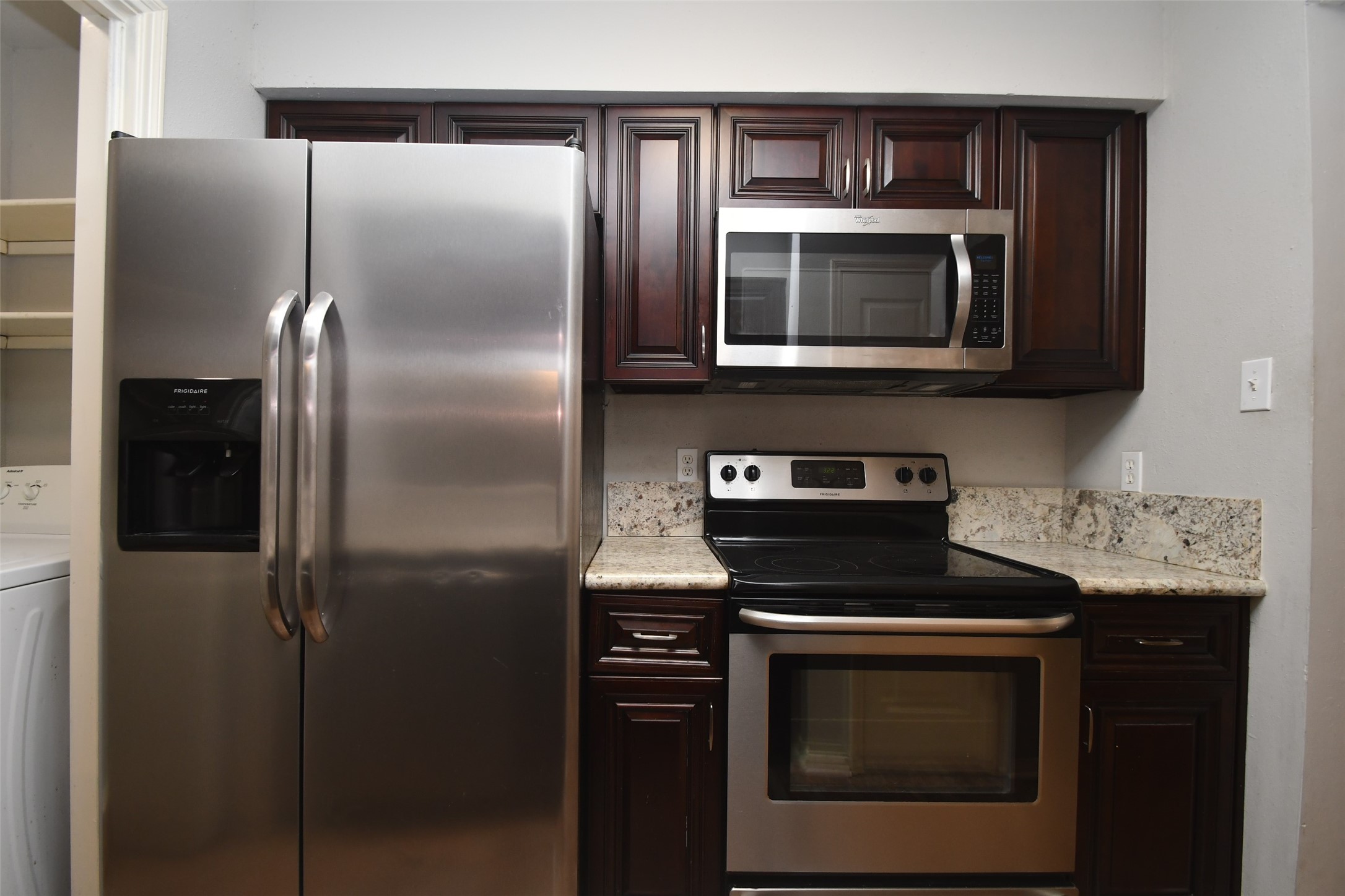 700 Thicket Lane, Unit 704 Houston, TX 77079 - Photo 14 of 44 Kitchen with full size appliances