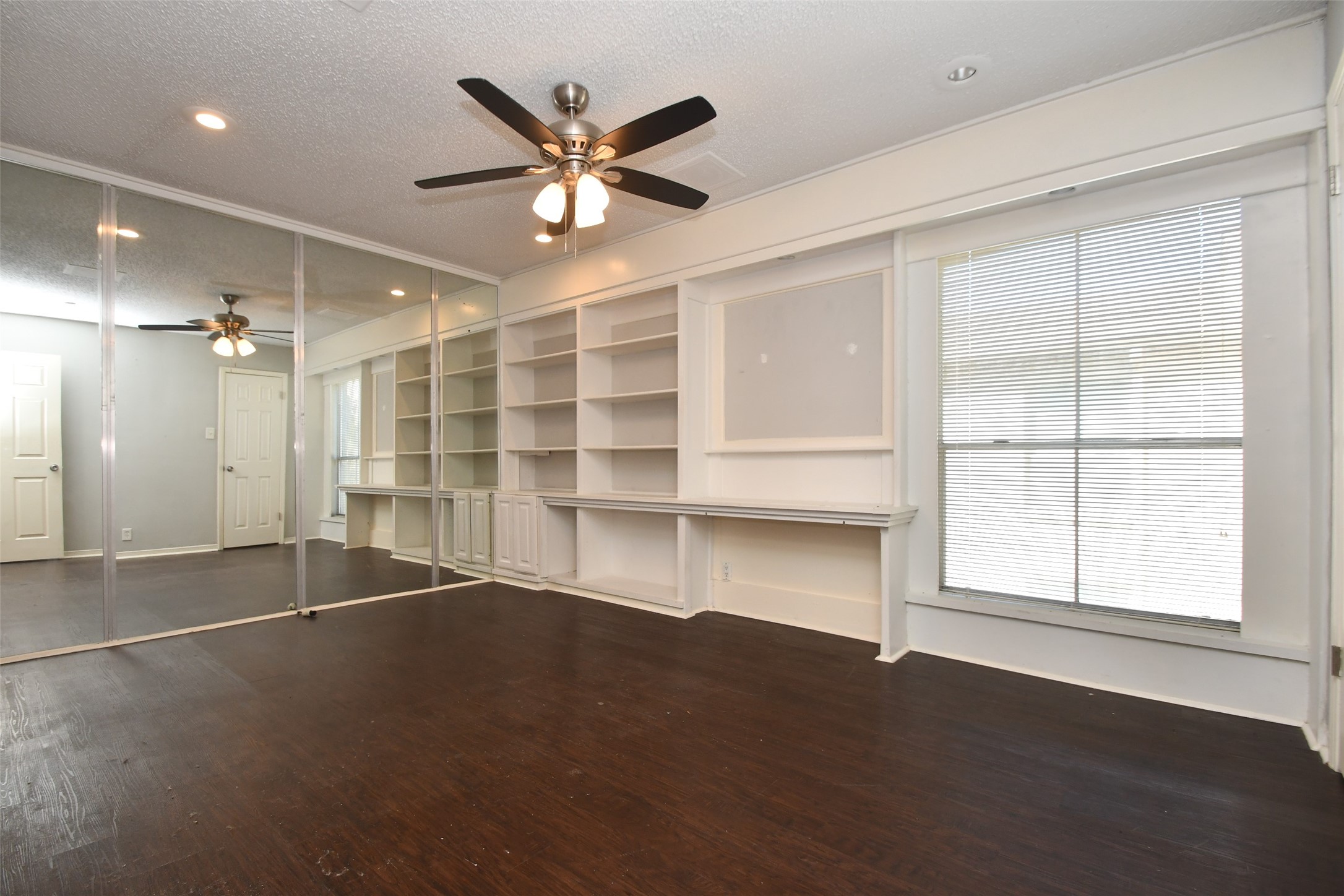 700 Thicket Lane, Unit 704 Houston, TX 77079 - Photo 24 of 44 Bedroom