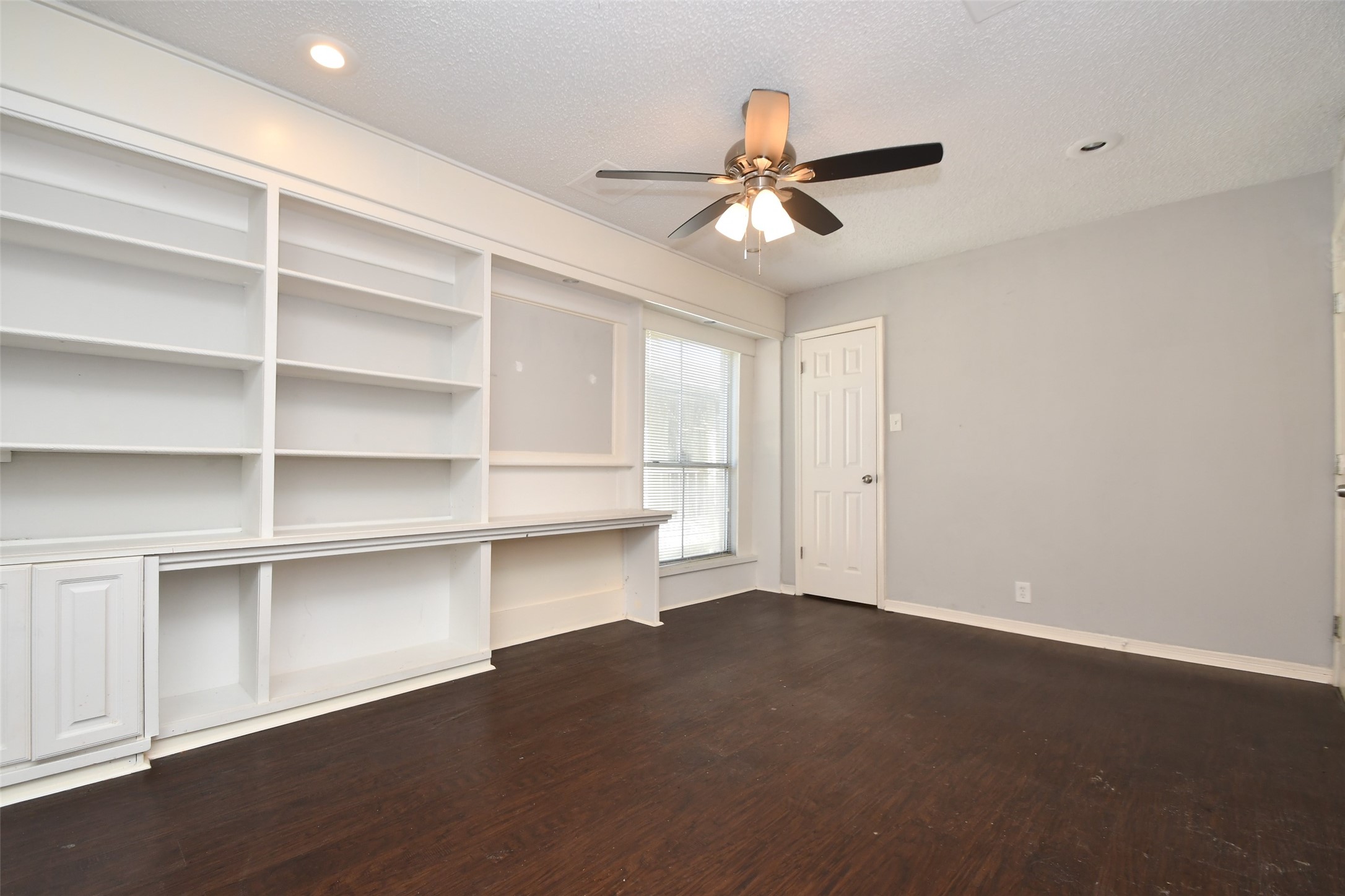 700 Thicket Lane, Unit 704 Houston, TX 77079 - Photo 25 of 44 Bedroom