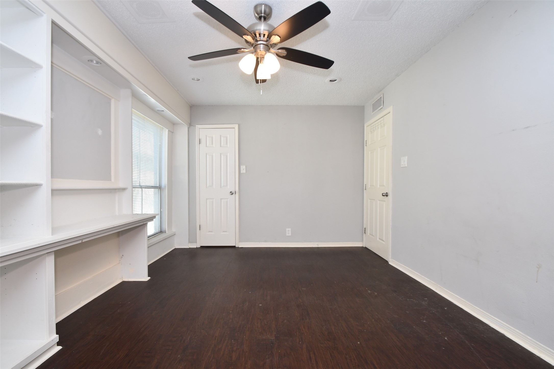 700 Thicket Lane, Unit 704 Houston, TX 77079 - Photo 26 of 44 Bedroom