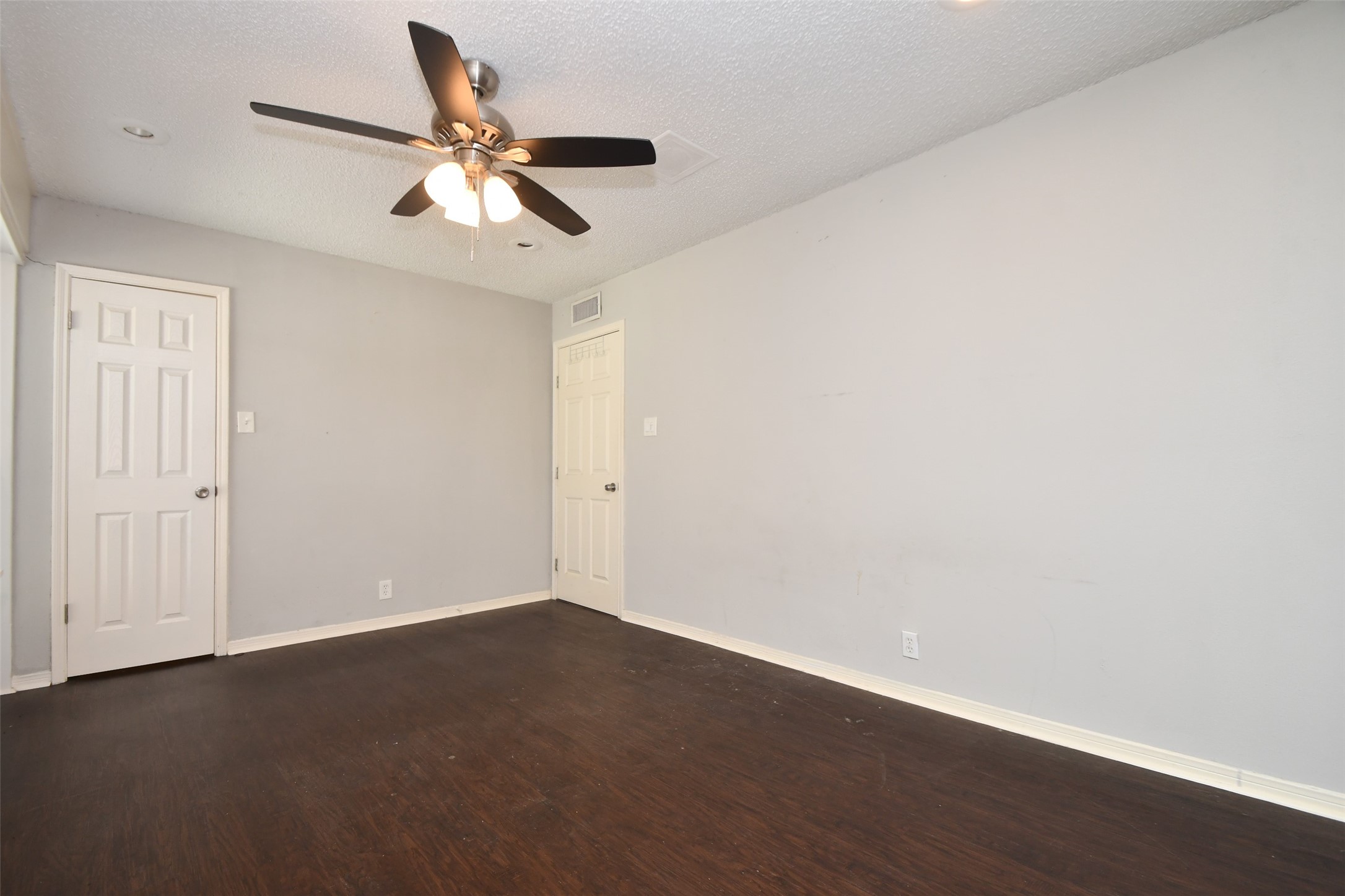 700 Thicket Lane, Unit 704 Houston, TX 77079 - Photo 27 of 44 Bedroom