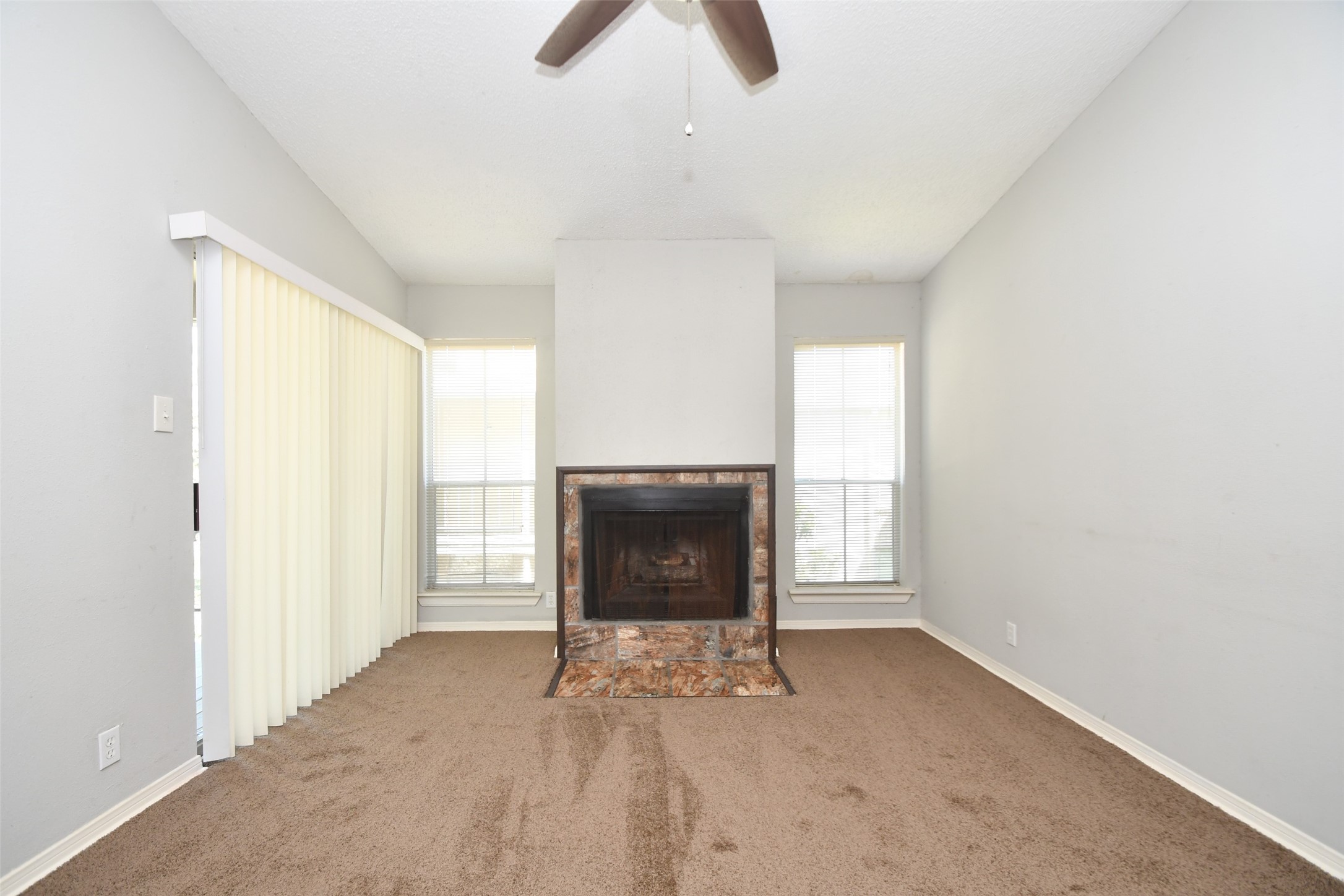 700 Thicket Lane, Unit 704 Houston, TX 77079 - Photo 3 of 44 Living Room