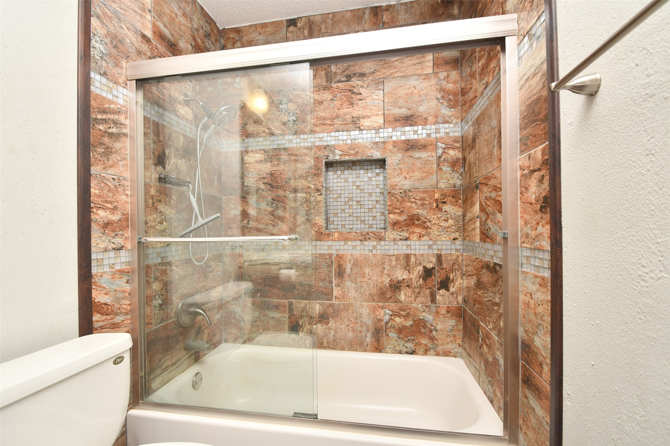 700 Thicket Lane, Unit 704 Houston, TX 77079 - Photo 31 of 44 Bath
