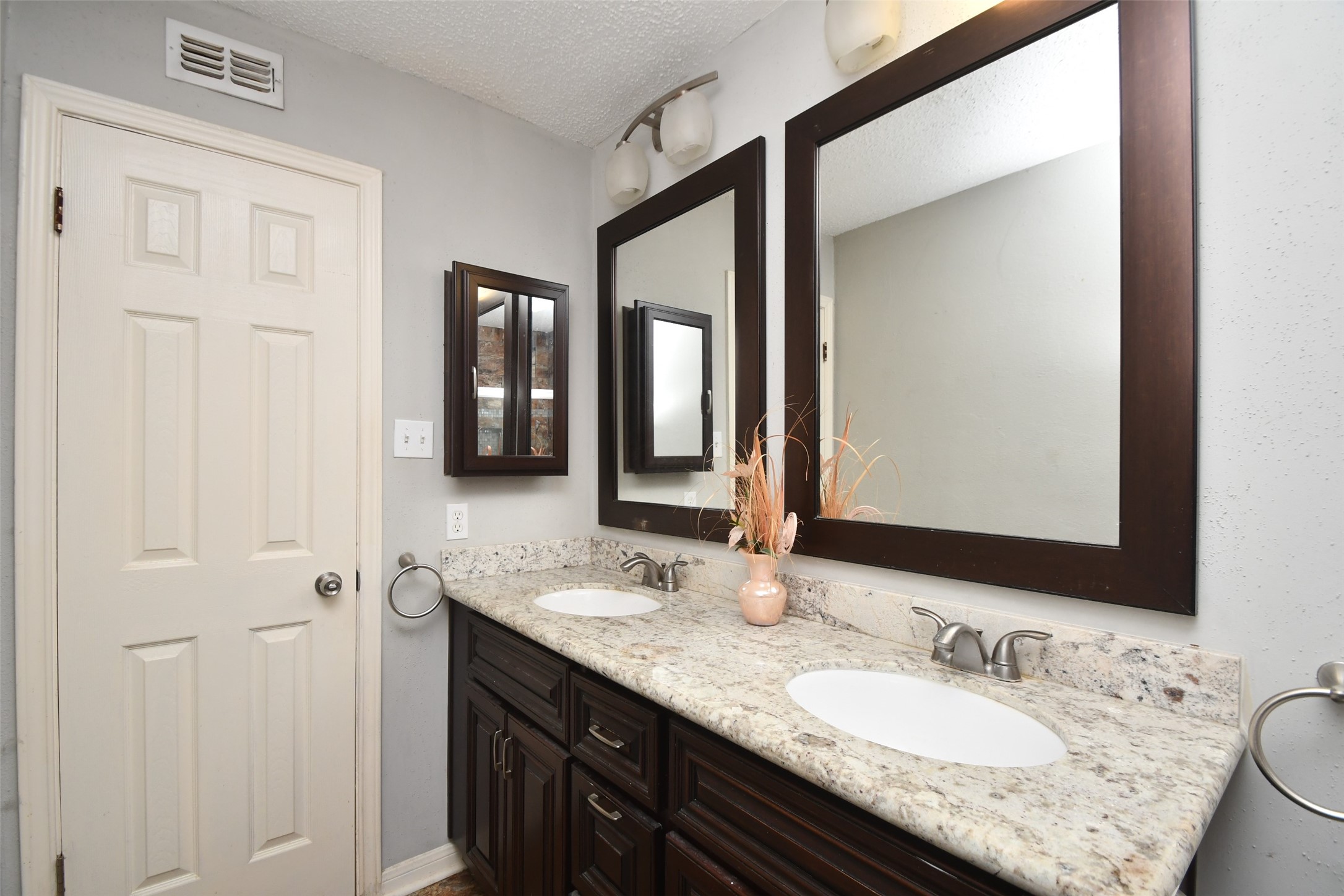 700 Thicket Lane, Unit 704 Houston, TX 77079 - Photo 32 of 44 Bath