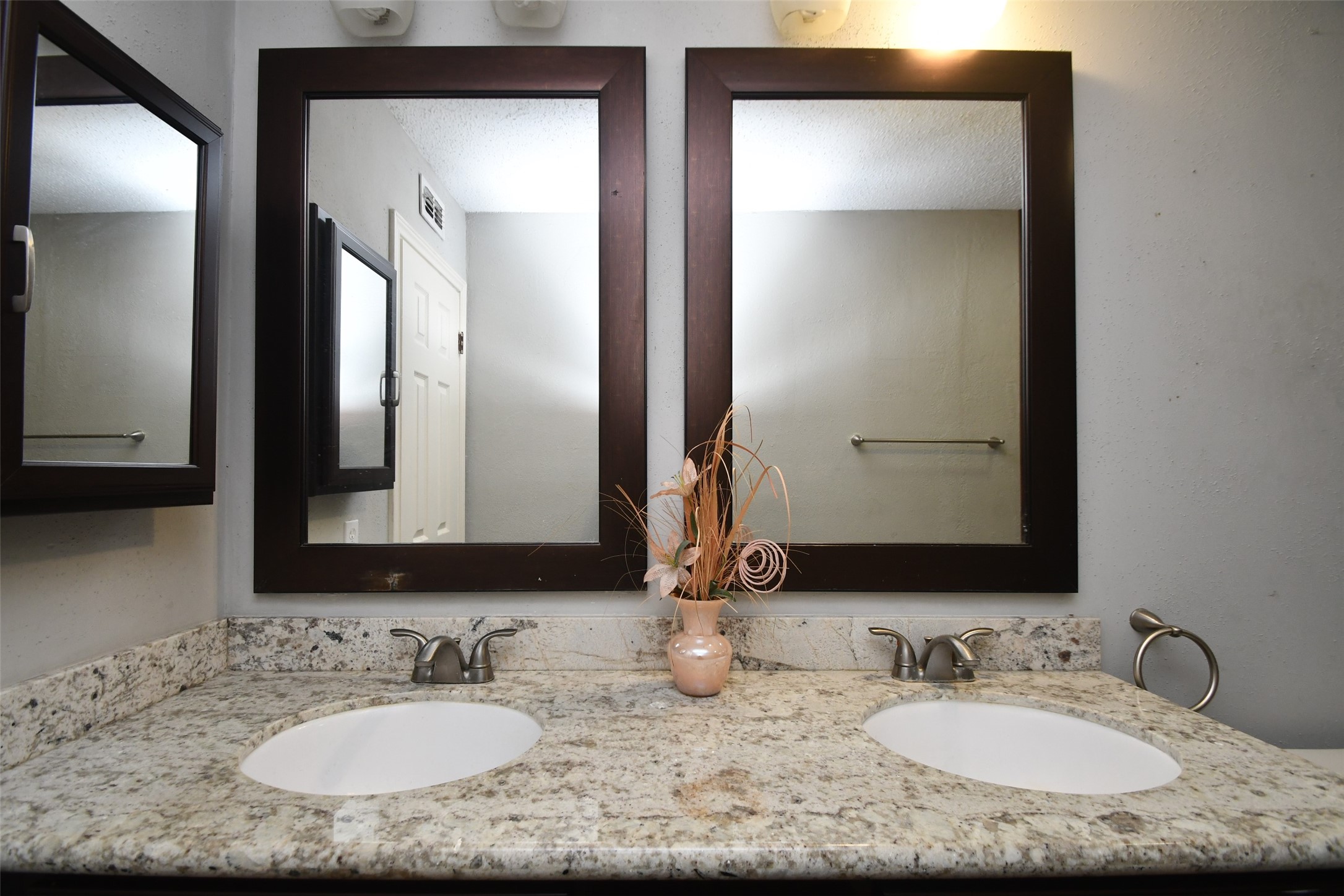 700 Thicket Lane, Unit 704 Houston, TX 77079 - Photo 33 of 44 Washer & Dryer
