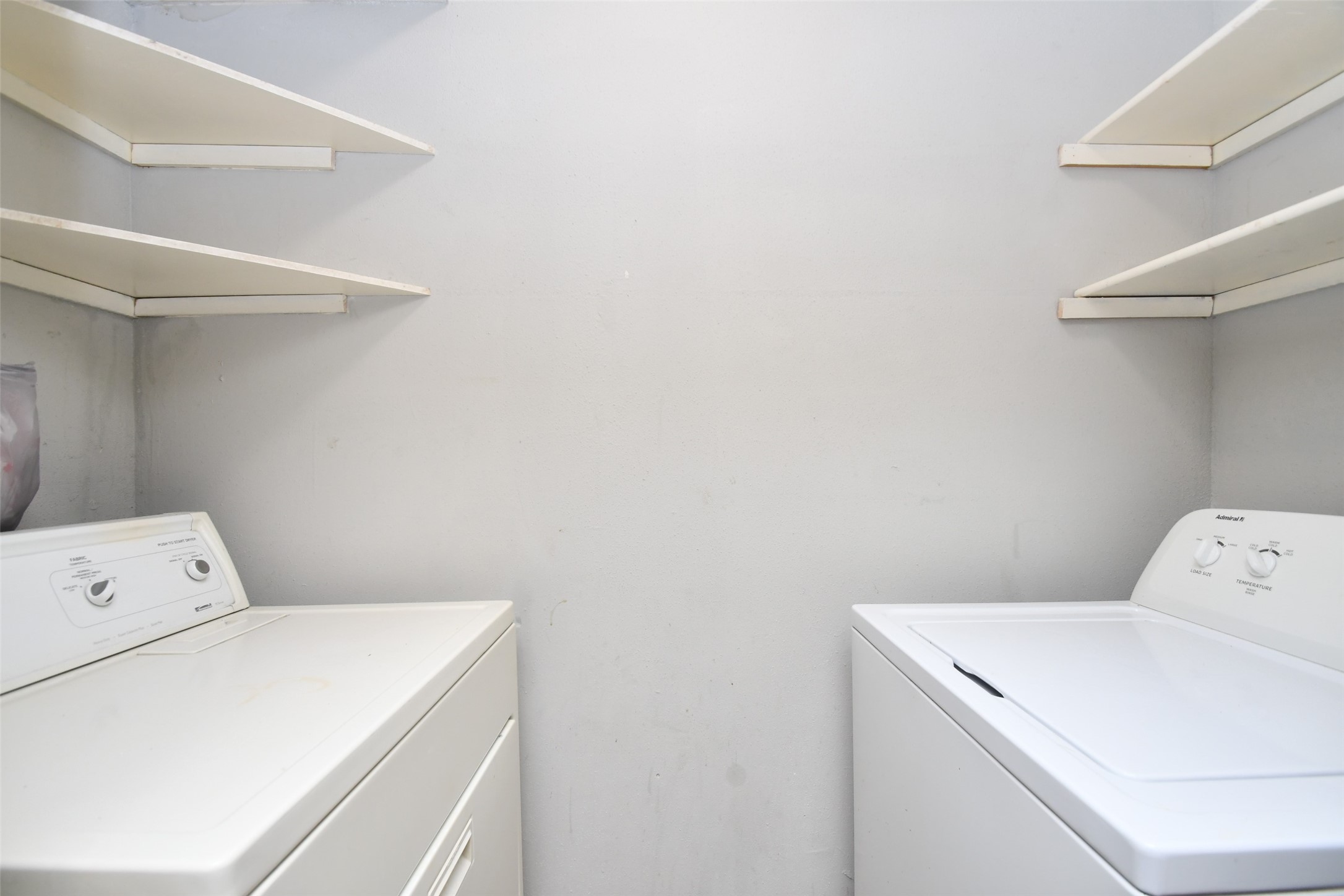700 Thicket Lane, Unit 704 Houston, TX 77079 - Photo 34 of 44 Washer & Dryer