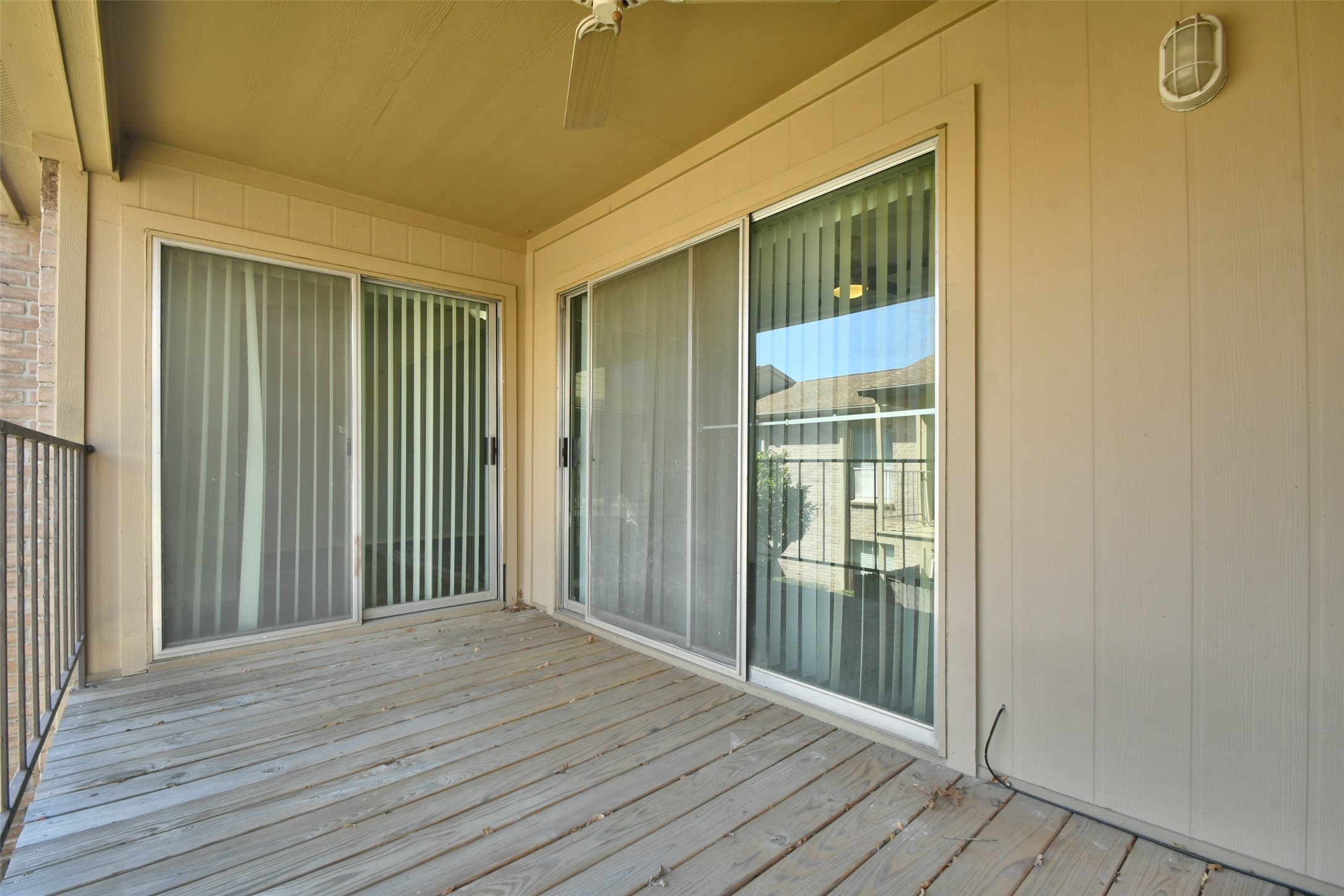 700 Thicket Lane, Unit 704 Houston, TX 77079 - Photo 37 of 44 Balcony