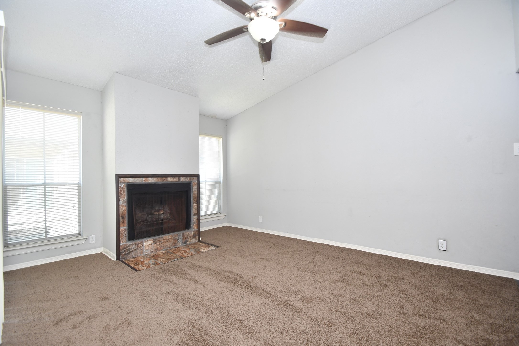 700 Thicket Lane, Unit 704 Houston, TX 77079 - Photo 4 of 44 Living Room