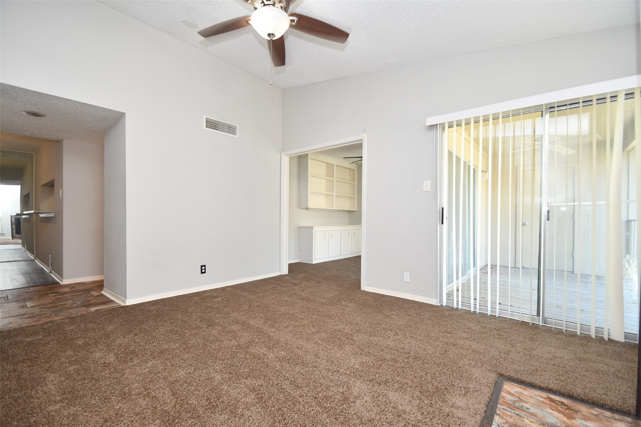 700 Thicket Lane, Unit 704 Houston, TX 77079 - Photo 5 of 44 Living Room