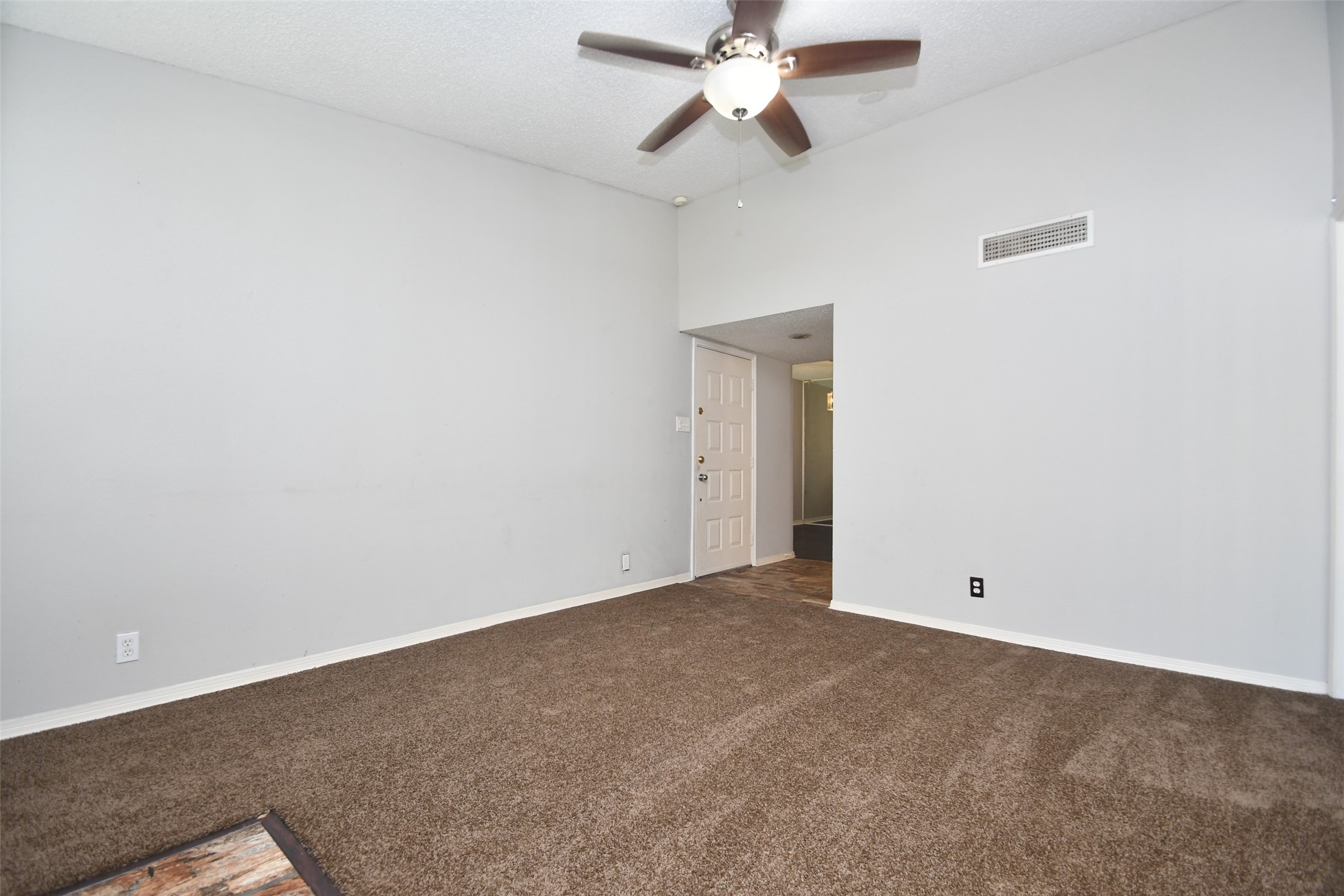 700 Thicket Lane, Unit 704 Houston, TX 77079 - Photo 6 of 44 Living Room