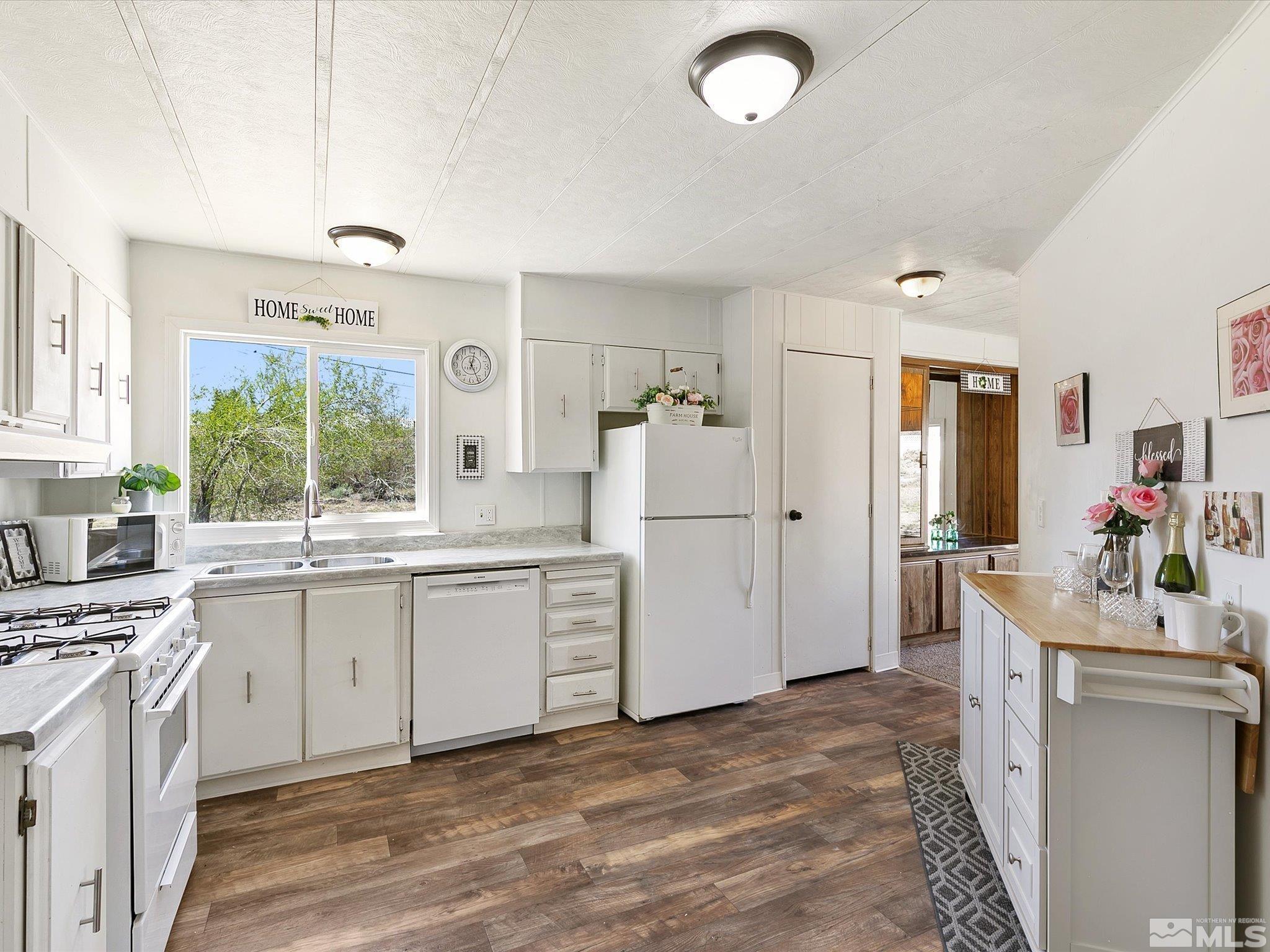 17560 Thrush Lane Reno, NV 89508 - Photo 7 of 27 a kitchen with a sink stove and refrigerator