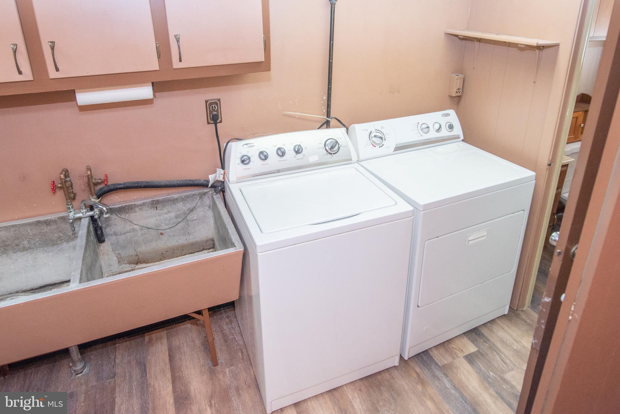 11710 Corry Road Philadelphia, PA 19154 - Photo 18 of 28 Laundry room