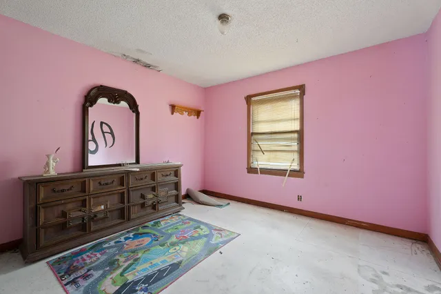 a view of livingroom with furniture