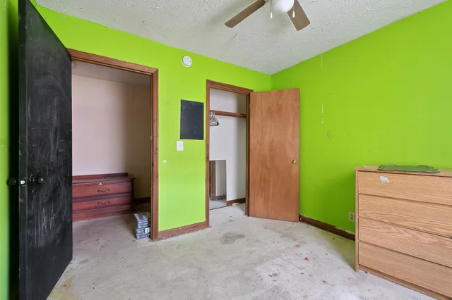 a view of room with furniture and a ceiling fan