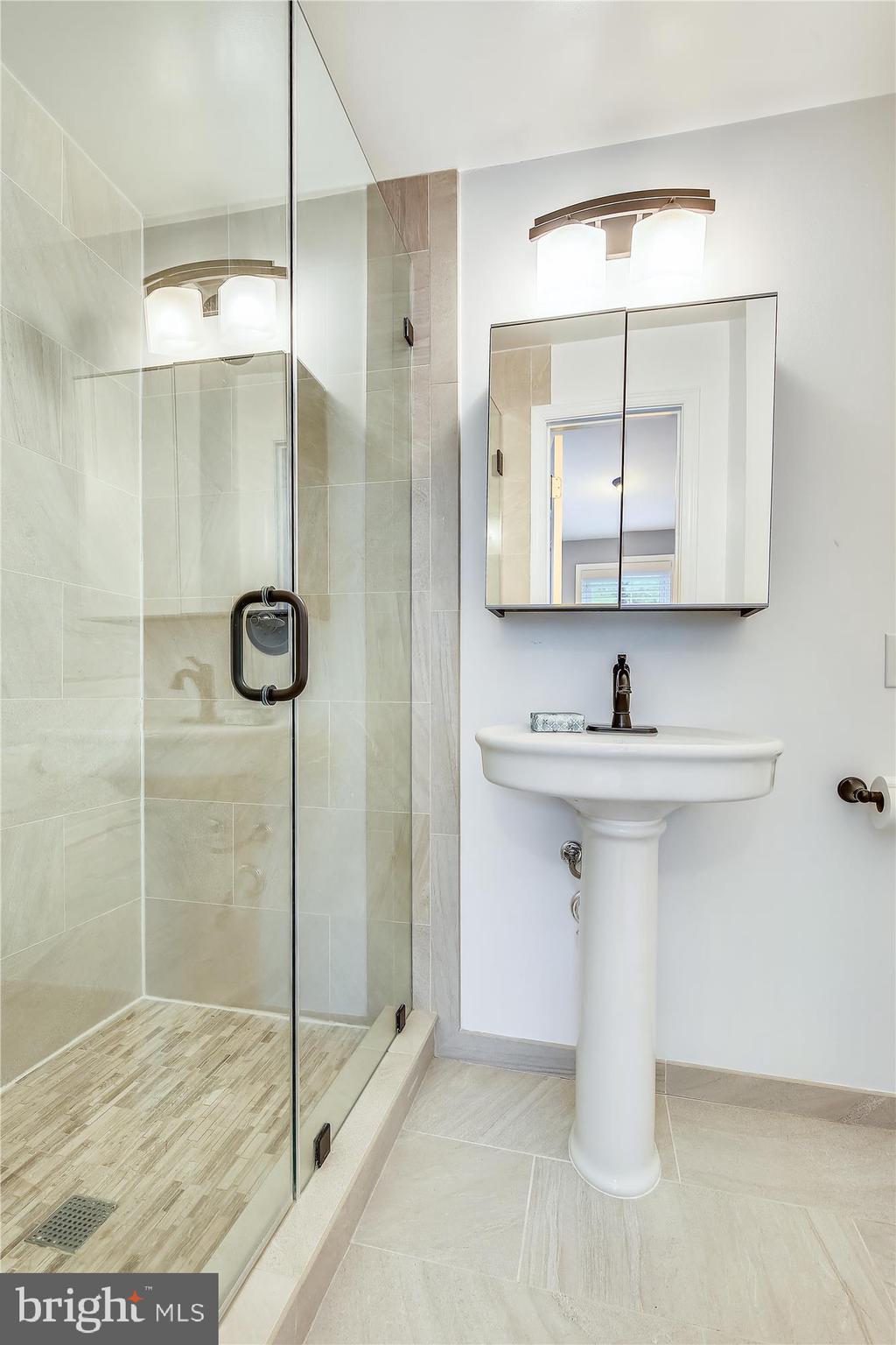 11520 Popes Head Road Fairfax, VA 22030 - Photo 17 of 20