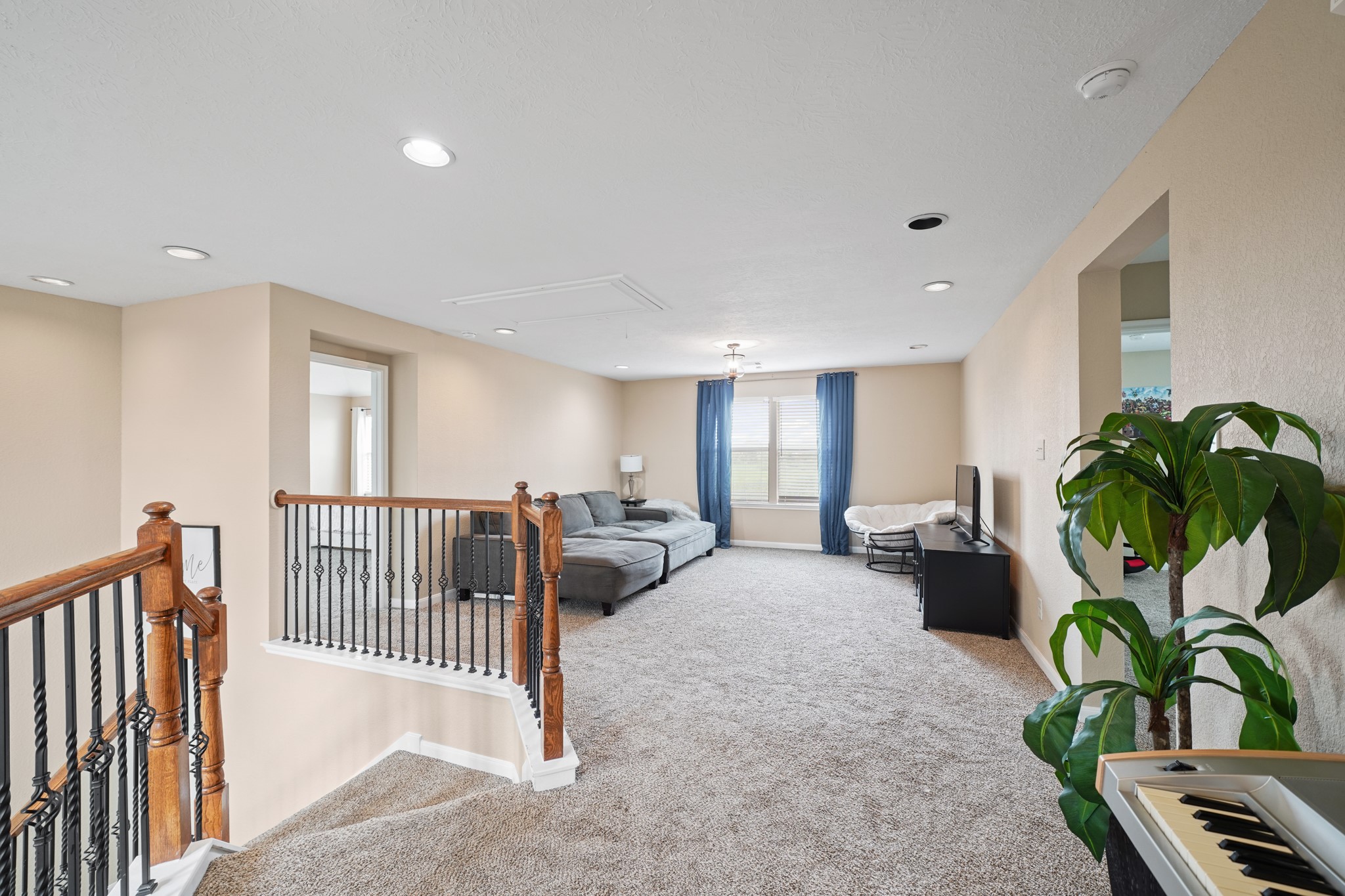 2502 J. R. Drive Manvel, TX 77578 - Photo 16 of 31 a living room with furniture and a potted plant
