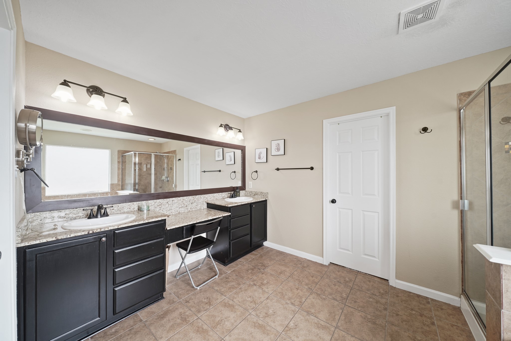 2502 J. R. Drive Manvel, TX 77578 - Photo 20 of 31 a kitchen with a stove a sink and a refrigerator