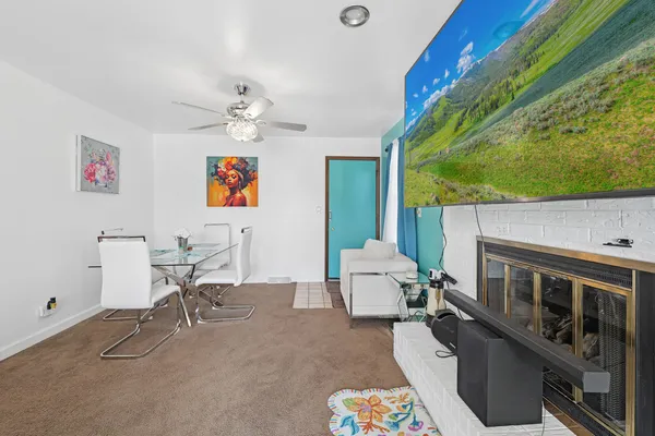 $430,000 | 861 Boone Drive, Carol Stream, IL 60188