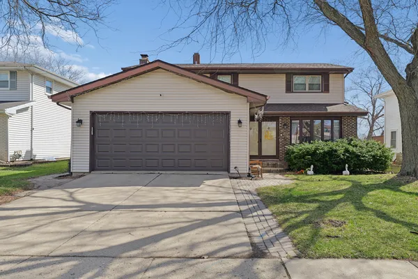 $430,000 | 861 Boone Drive, Carol Stream, IL 60188