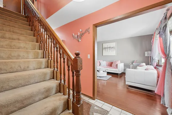 $430,000 | 861 Boone Drive, Carol Stream, IL 60188