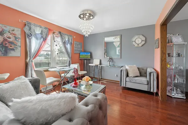 $430,000 | 861 Boone Drive, Carol Stream, IL 60188