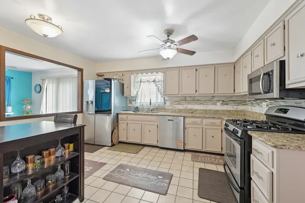 $430,000 | 861 Boone Drive, Carol Stream, IL 60188