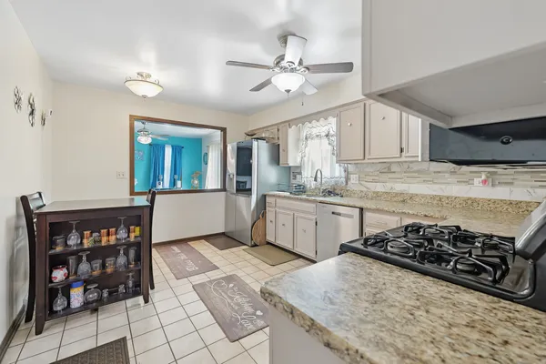 $430,000 | 861 Boone Drive, Carol Stream, IL 60188