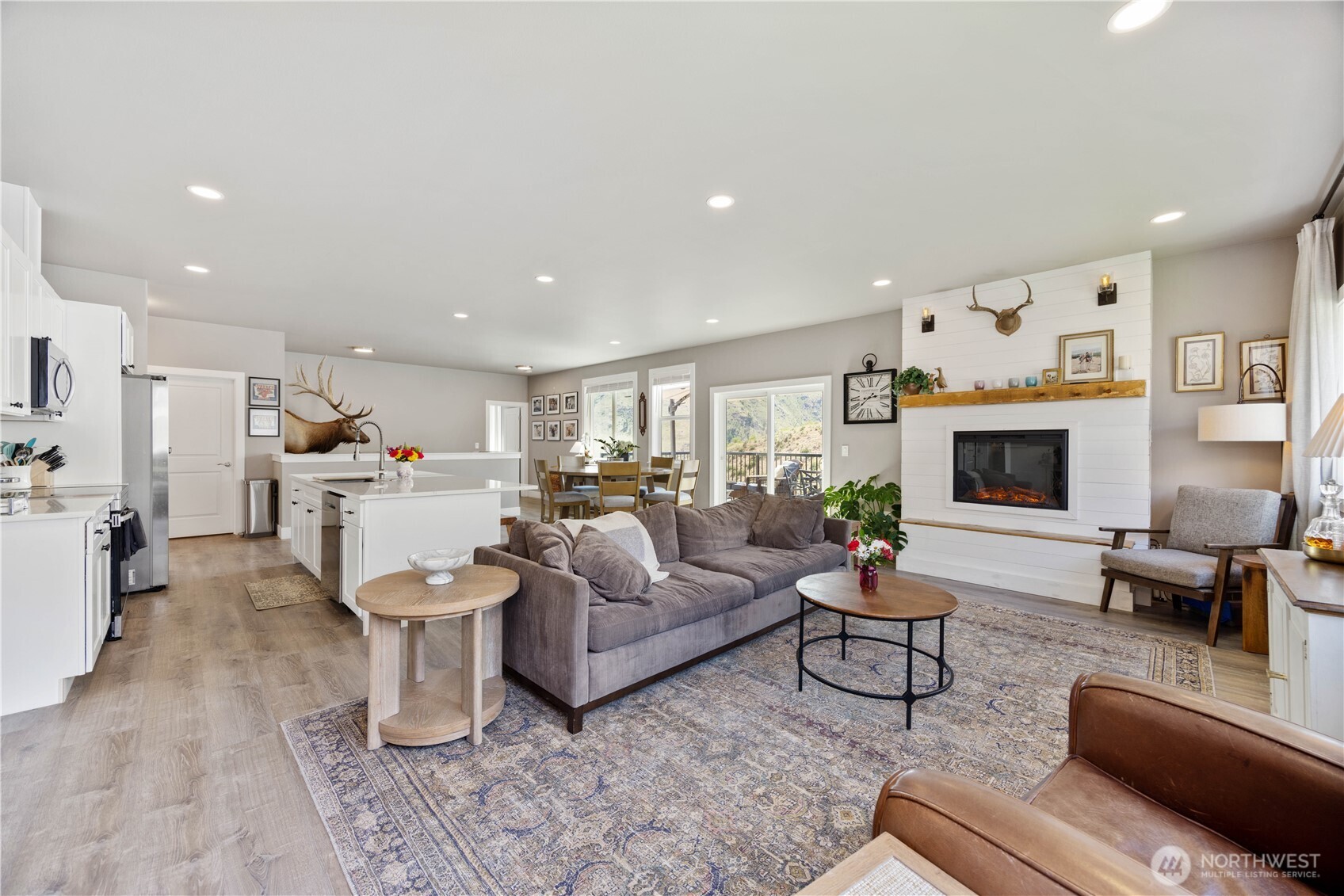 9968 Griffith Place Entiat, WA 98822 - Photo 13 of 38 a living room with furniture
