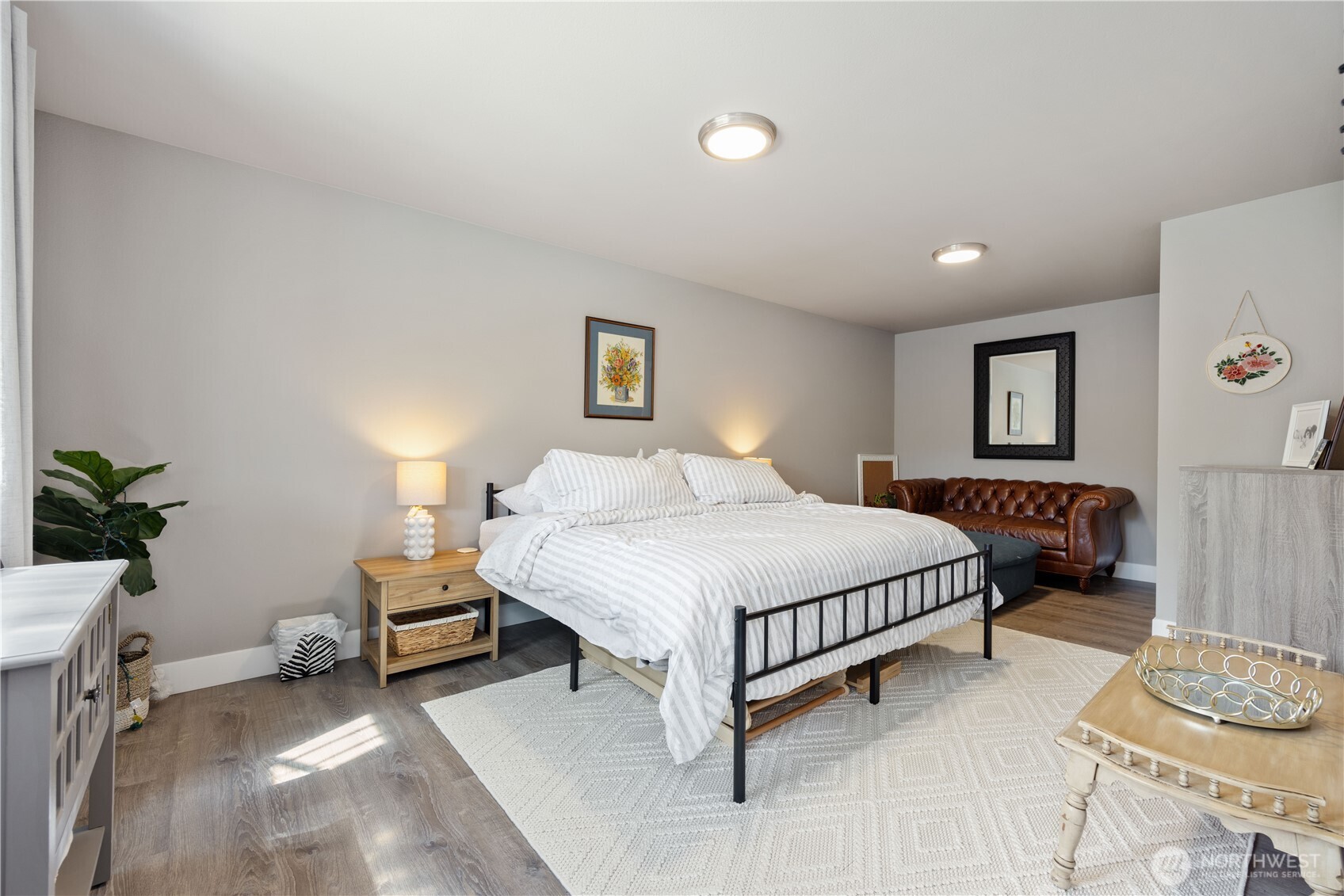 9968 Griffith Place Entiat, WA 98822 - Photo 25 of 38 a spacious bedroom with a bed a couch and potted plant