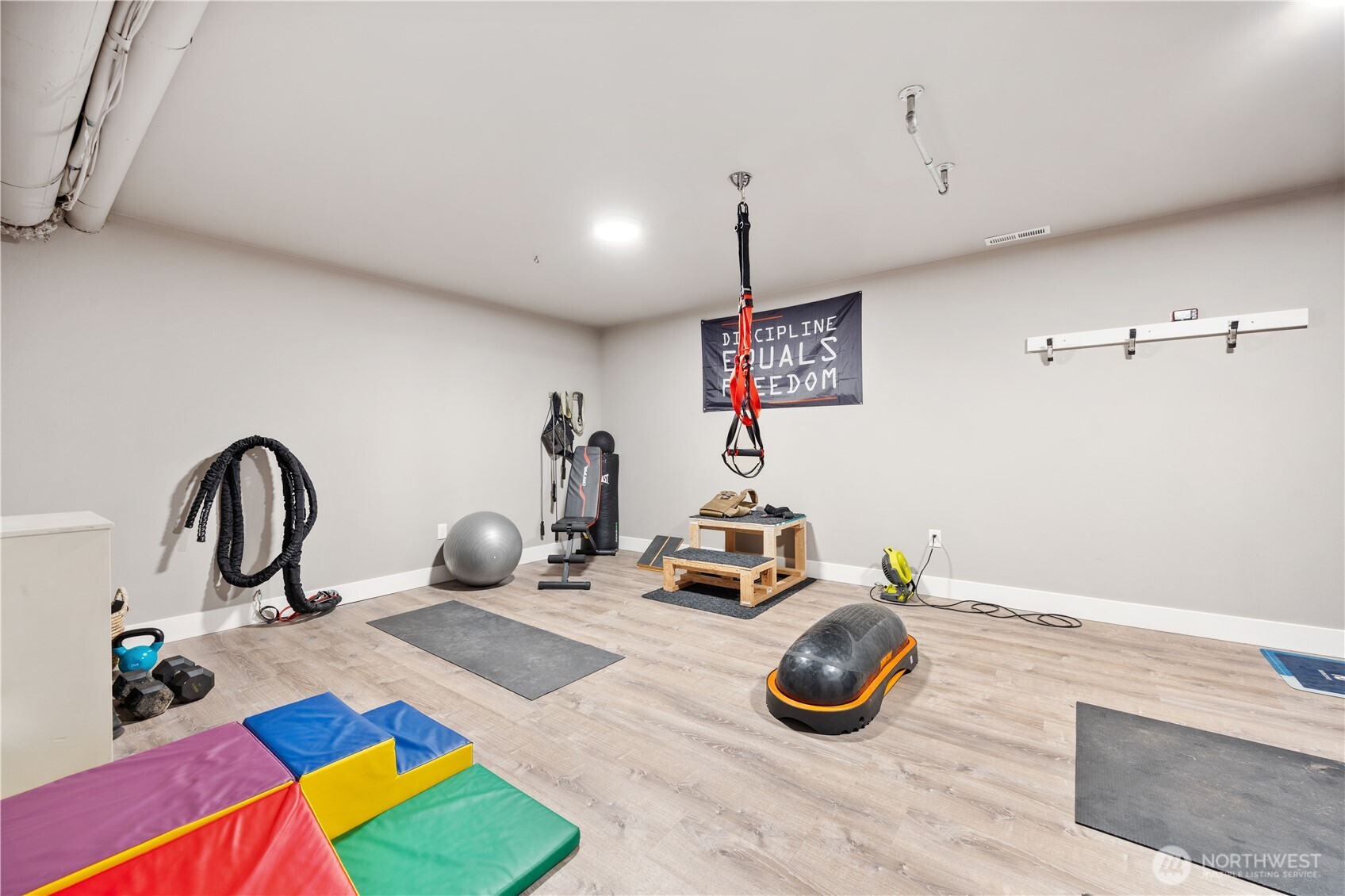9968 Griffith Place Entiat, WA 98822 - Photo 27 of 38 a room with gym equipment